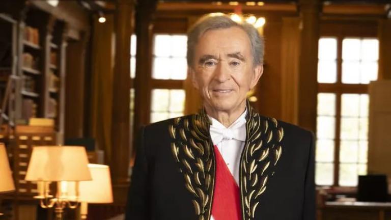 Η πιο εντυπωσιακή τελετή στο Παρίσι: Ο Μπερνάρ Αρνό, ένα σπαθί του Frank Gehry και η φαντασία του Τζόναθαν Άντερσον