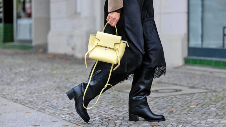 Η μαύρη σατέν φούστα που κάθεται στην ντουλάπα σου: Πώς να τη φορέσεις καθημερινά, σύμφωνα με τη style expert