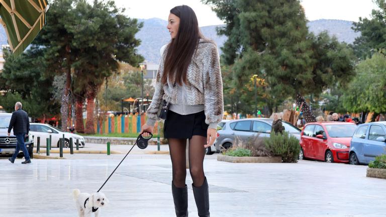 Εύη Βατίδου: Η στιλάτη εμφάνιση με μίνι φούστα και ψηλές μπότες