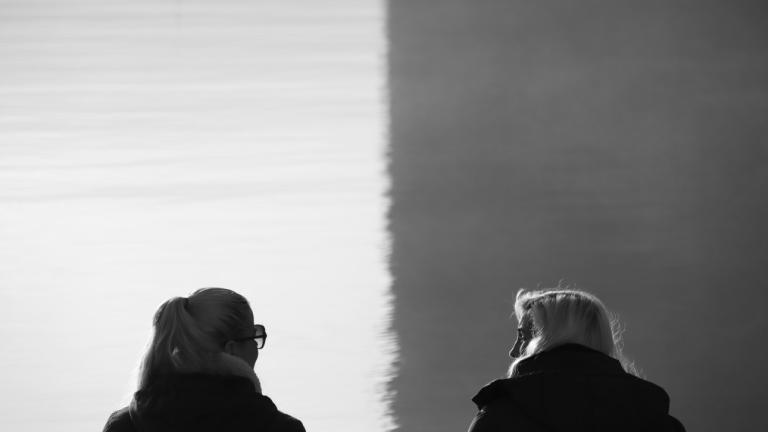 Δύο γυναίκες συζητούν 