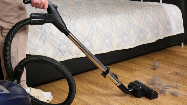 Το κόλπο με την πλαστική σακούλα στην ηλεκτρική σκούπα: Γιατί το προτείνουν και πώς βοηθά