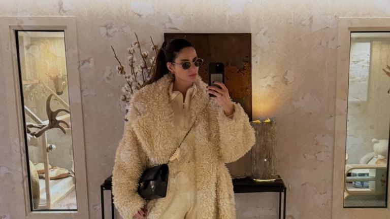 Η Ηλιάνα Παπαγεωργίου με εκρού faux γούνα