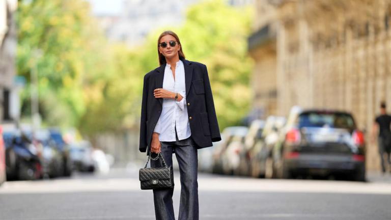 Τα 3 tricks που κάνουν το τζιν, το λευκό πουκάμισο και το σακάκι να δείχνουν πάντα επίκαιρα