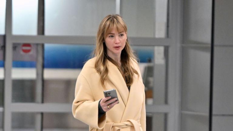 Η Τζένιφερ Λόρενς στο αεροδρόμιο JFK