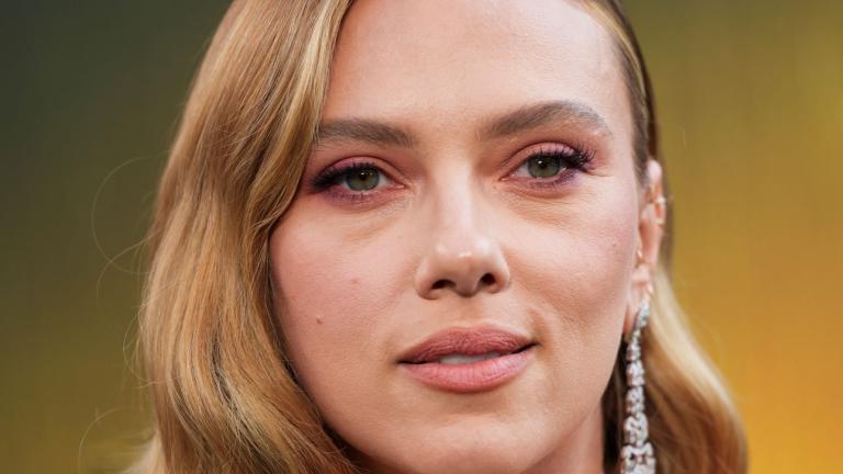 Η Σκάρλετ Γιόχανσον με μαύρο φόρεμα