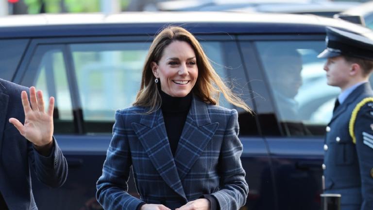 Η Κέιτ Μίντλετον με καρό παλτό/Φωτογραφία: Zak Hussein / SplashNews.com