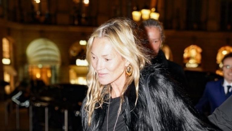 Η Κέιτ Μος κατά την άφιξής της στο Παρίσι 