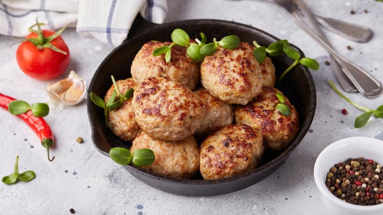 Κεφτέδες φούρνου με λιαστή ντομάτα και φέτα / Φωτογραφία: Shutterstock