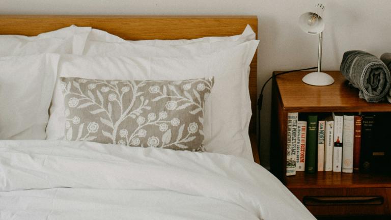 Κομοδίνο δίπλα σε κρεβάτι 