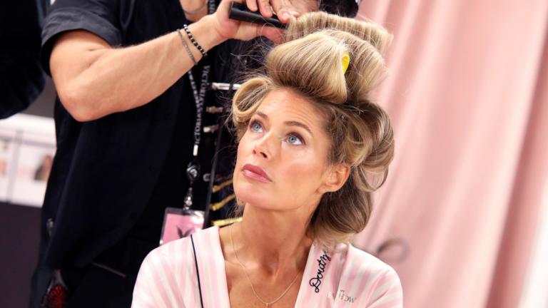 Μοντέλο φτιάχνει τα μαλλιά του