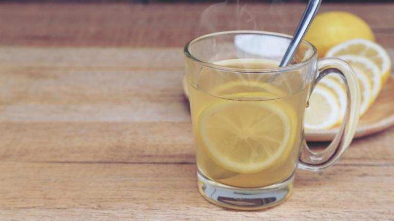 Γιατί να πίνουμε ζεστό νερό με λεμόνι