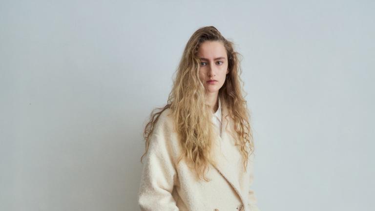 Το μακρύ λευκό παλτό των Mango που έχει γίνει το πιο περιζήτητο κομμάτι του χειμώνα