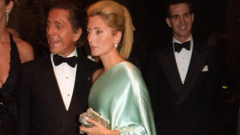 Ο Valentino με τη Μαρί Σαντάλ στο MET gala 2001