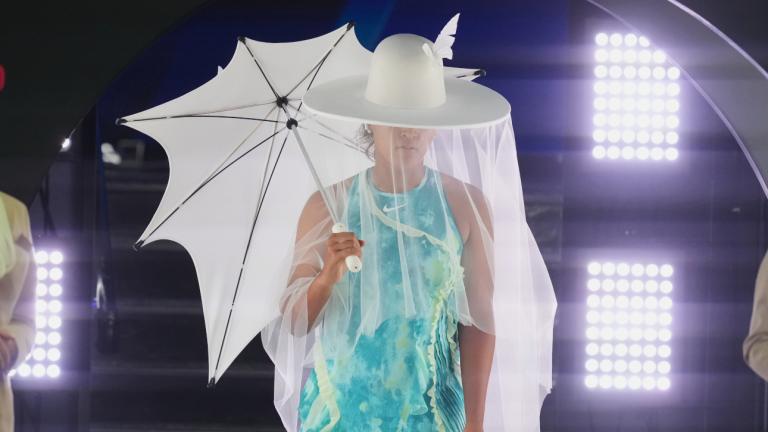 Η είσοδος της Ναόμι Οσάκα στο γήπεδο