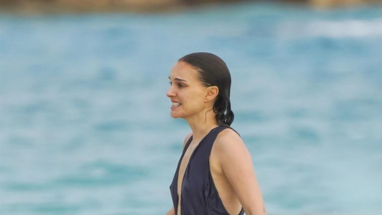 Η Νάταλι Πόρτμαν στην παραλία 