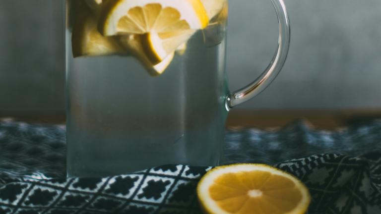Το λάθος που κάνουν πολλοί όταν πίνουν χυμό λεμονιού με άδειο στομάχι το πρωί