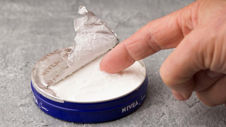 Κρέμα Nivea στο μπλε κουτί: Τα 5 πράγματα που κανείς δεν σου λέει