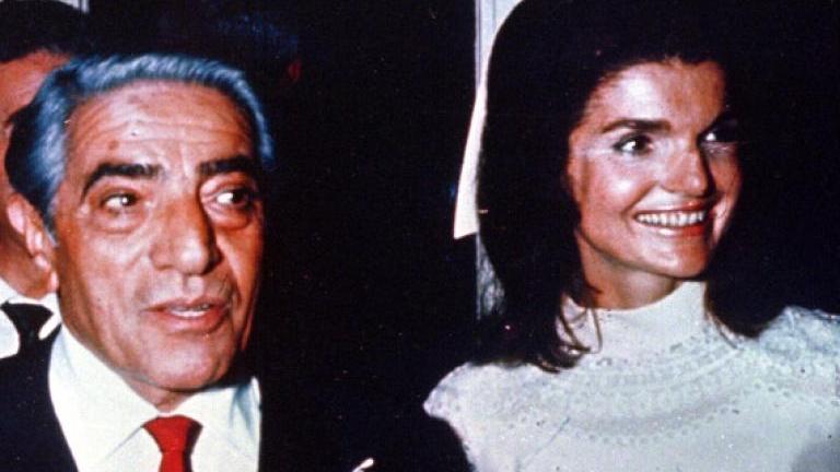 Valentino: Η απίστευτη ιστορία του νυφικού που δημιούργησε για τον γάμο της Τζάκι Κένεντι και του Αριστοτέλη Ωνάση