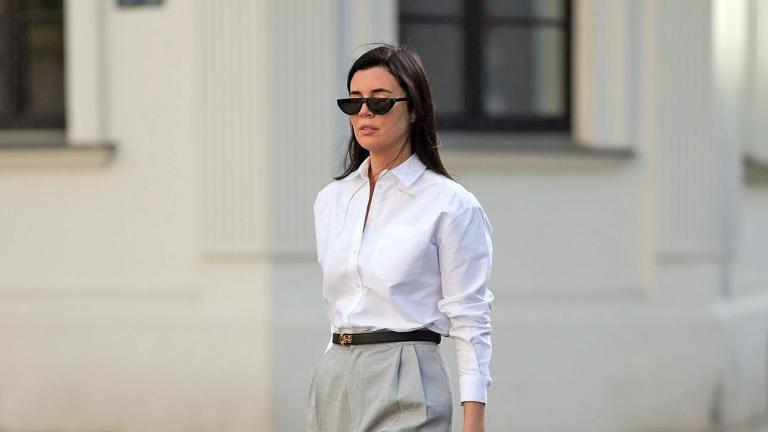 στιλάτη γυναίκα με παντελόνι