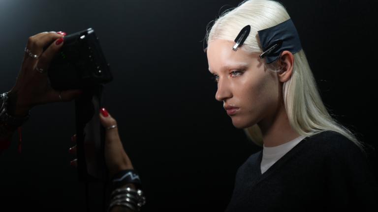 Μοντέλο με πλατινέ μαλλί