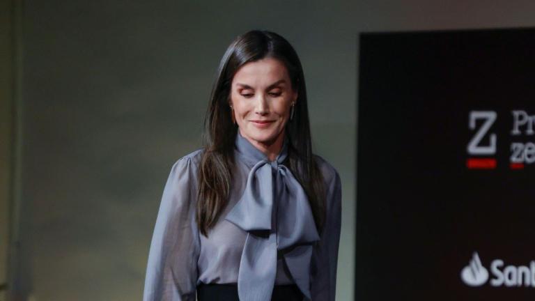 Η βασίλισσα Λετίθια με παντελόνι και τοπ με φιόγκο