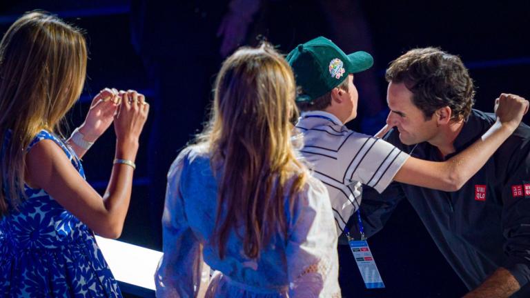 Ο Ρότζερ Φέντερερ αγκαλιάζει τα παιδιά του