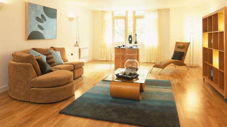  Κανείς δεν βάζει πια μαξιλάρια στον καναπέ: Tο luxury αξεσουάρ που τα αντικαθιστά το 2026