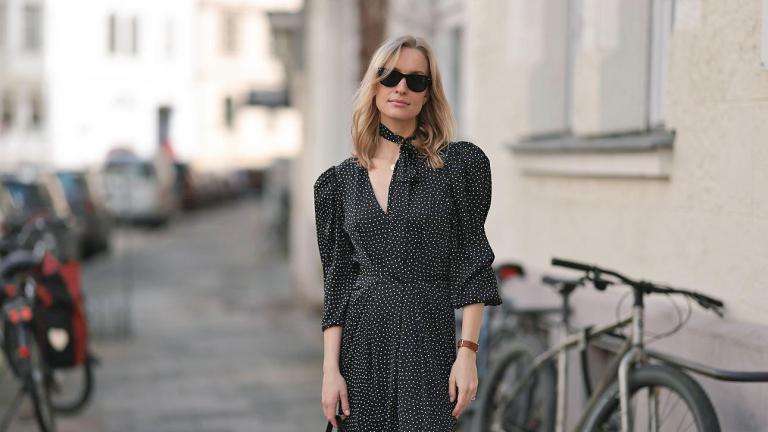 φόρεμα με φουλάρι