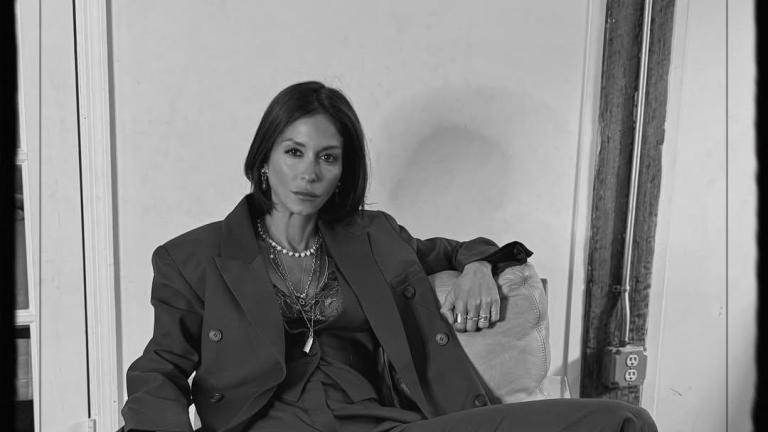 Η Σοφία Καρβέλα με τζιν παντελόνι