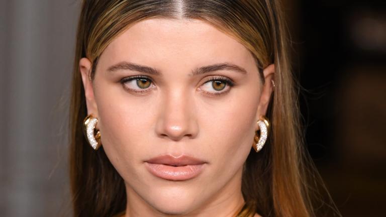 Η νέα beauty εμμονή λέγεται «Resting Rich Face» -Και υπόσχεται ξεκούραστη όψη, σαν μετά από διακοπές