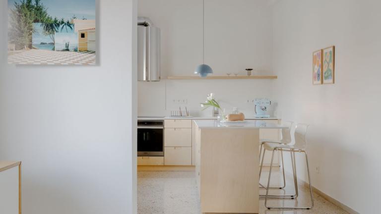 Πώς ένα ξεχασμένο διαμέρισμα έγινε ένα σύγχρονο, φωτεινό σπίτι