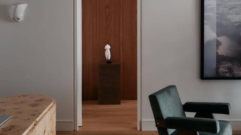 Μια μοντέρνα κατοικία του ’80 στο Πανόραμα Θεσσαλονίκης διαμορφώνεται σε πρότυπη δερματολογική κλινική από το Studio Kisko