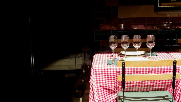 Τραπέζι με καρό τραπεζομάντηλο και ποτήρια