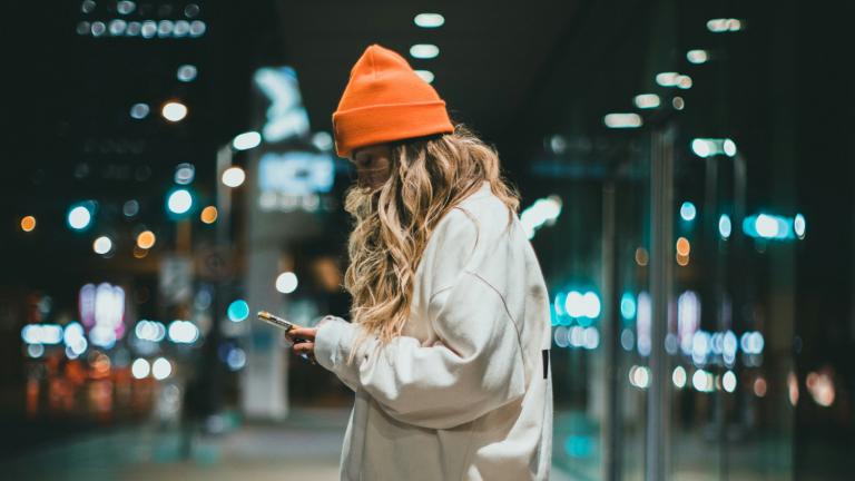 Να γιατί θα έπρεπε να περπατάτε κάθε φορά που μιλάτε στο τηλέφωνο