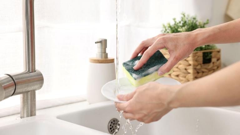 Τι δείχνει για σένα αν καθαρίζεις όσο μαγερεύεις