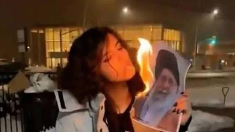 Η γυναίκα που ανάβει τσιγάρο με φωτογραφία Ιρανού ηγέτη