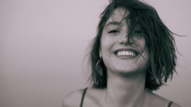 γυναίκα χαμογελά