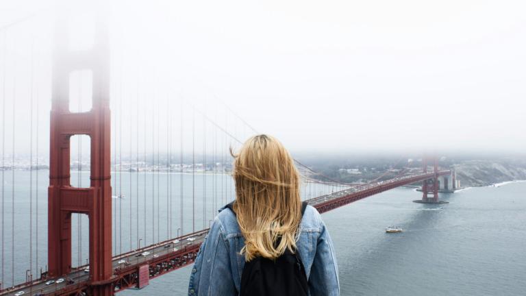 Γυναίκα κοντά σε γέφυρα