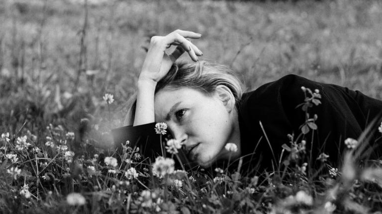 Γυναίκα ανήσυχη σε λιβάδι 