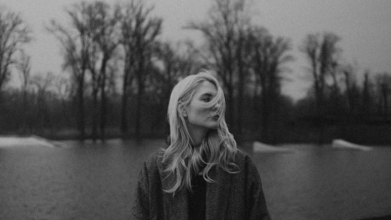 Γυναίκα σε λίμνη