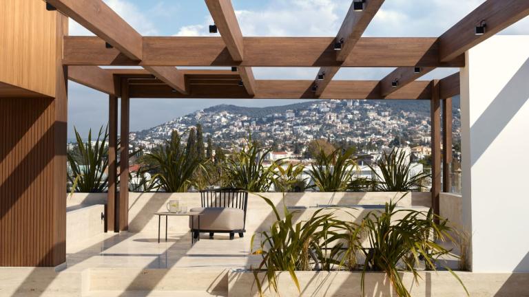 Δύο minimal σπίτια στην πιο πράσινη γειτονιά της Κηφισιάς με δροσερή εσωτερική αυλή