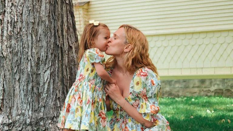 Η κόρη του Μπρους Γουίλις και της Ντέμι Μουρ μιλά για τη ζωή της ως ανύπαντρη μητέρα 