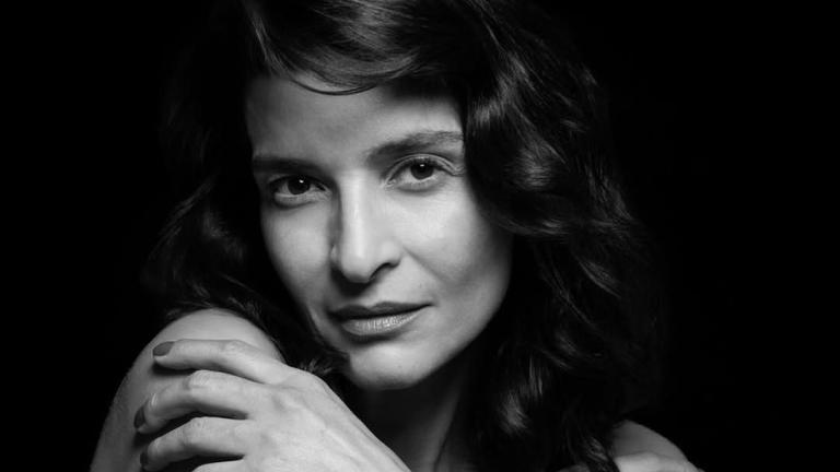 Η Αντιγόνη Κουλουκάκου αφήνει τα μαλλιά της γκρίζα