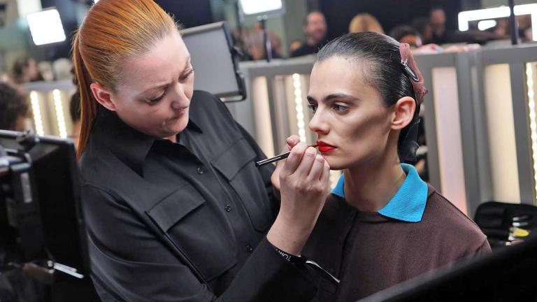 One lipstick look: Πώς να δείχνετε περιποιημένη με ένα μόνο κραγιόν