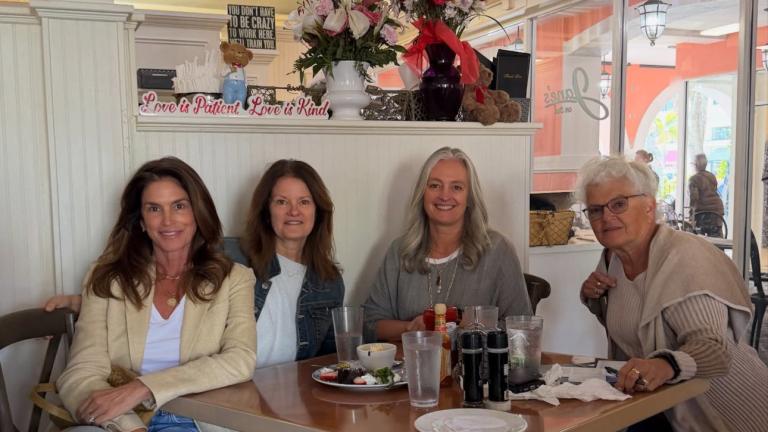 Η Σίντι Κρόφορντ με τις αδερφές και την μητέρα τους