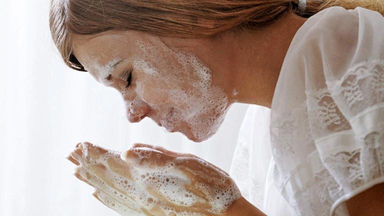 Τα top 5 καθαριστικά προσώπου που κάνουν τη διαφορά