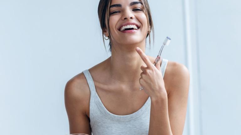 γυναίκα που ετοιμάζεται να βουρτσίσει τα δόντια της