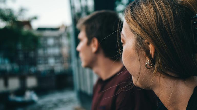 Δύο άτομα που κάθονται μαζί 