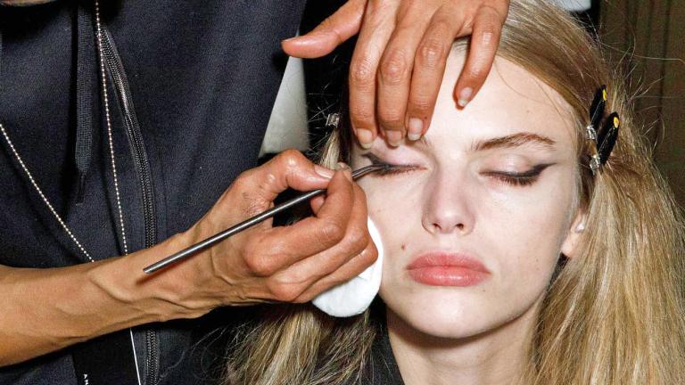 Eyeliner μετά τα 40: πώς το φοράμε χωρίς να βαραίνει το βλέμμα