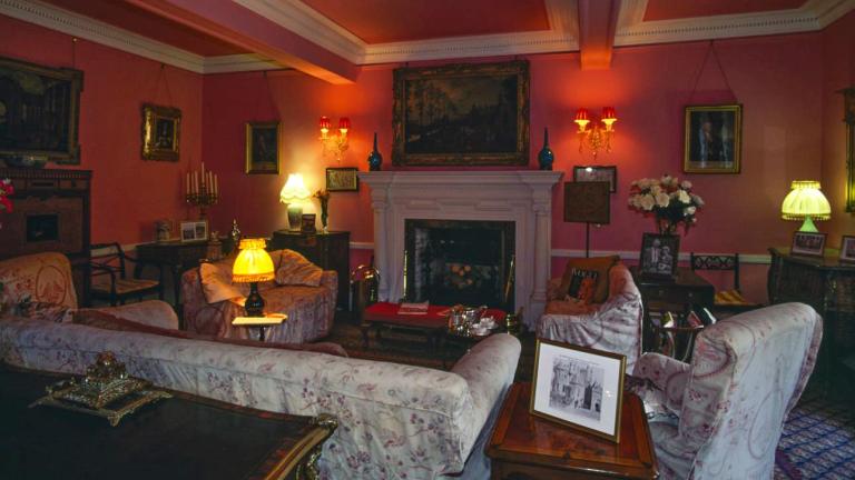 Μετά το «λάθος παπούτσι», έρχεται το «λάθος φωτιστικό»: Το trick που απογειώνει τον φωτισμό στο σπίτι